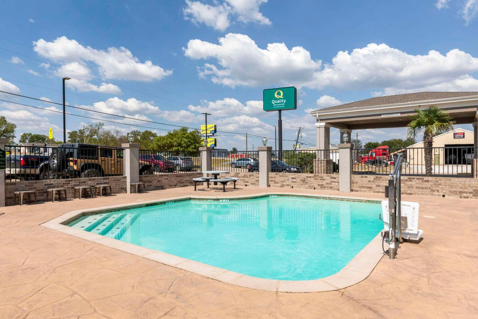 Quality Inn And Suites Groesbeck Exterior photo