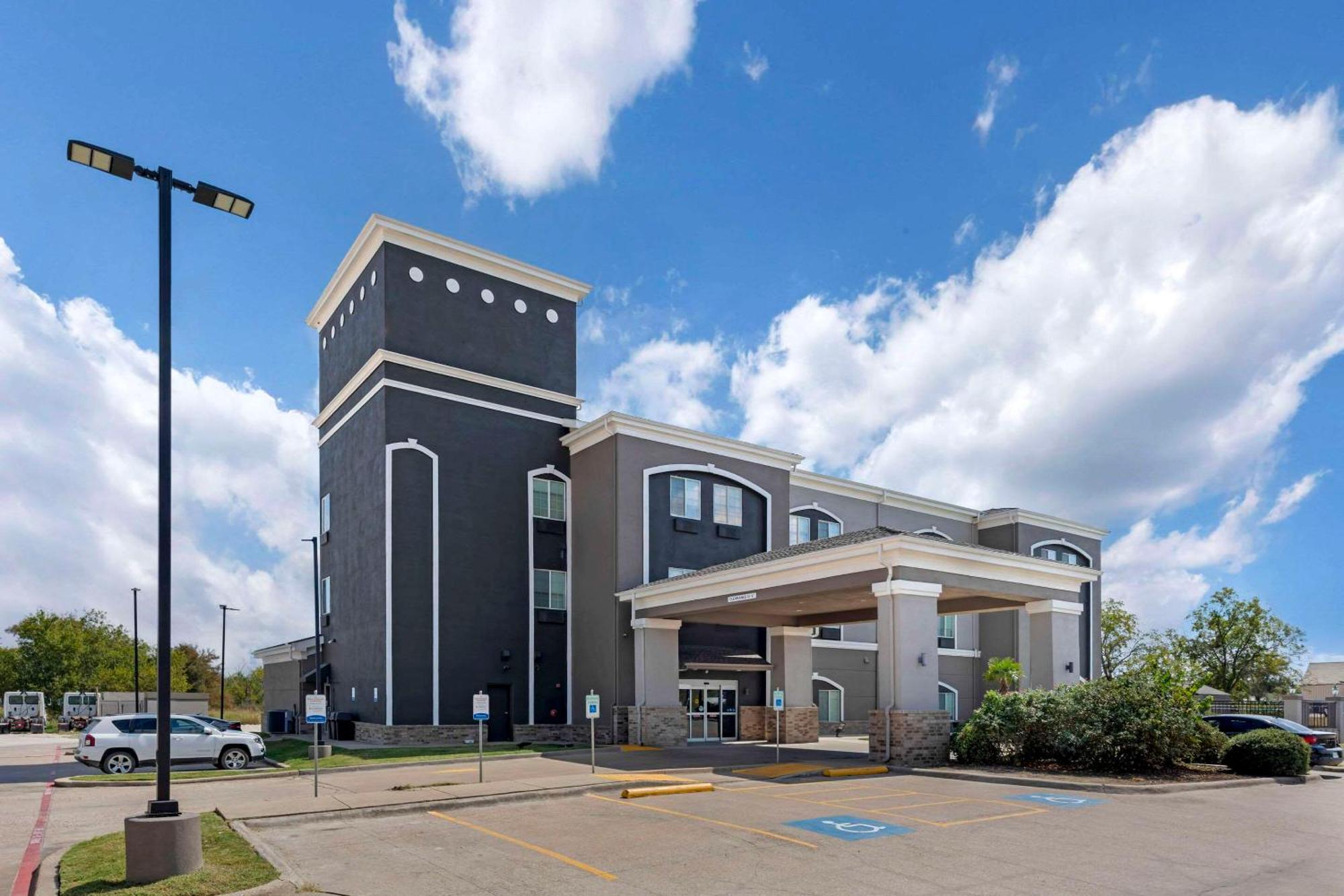 Quality Inn And Suites Groesbeck Exterior photo