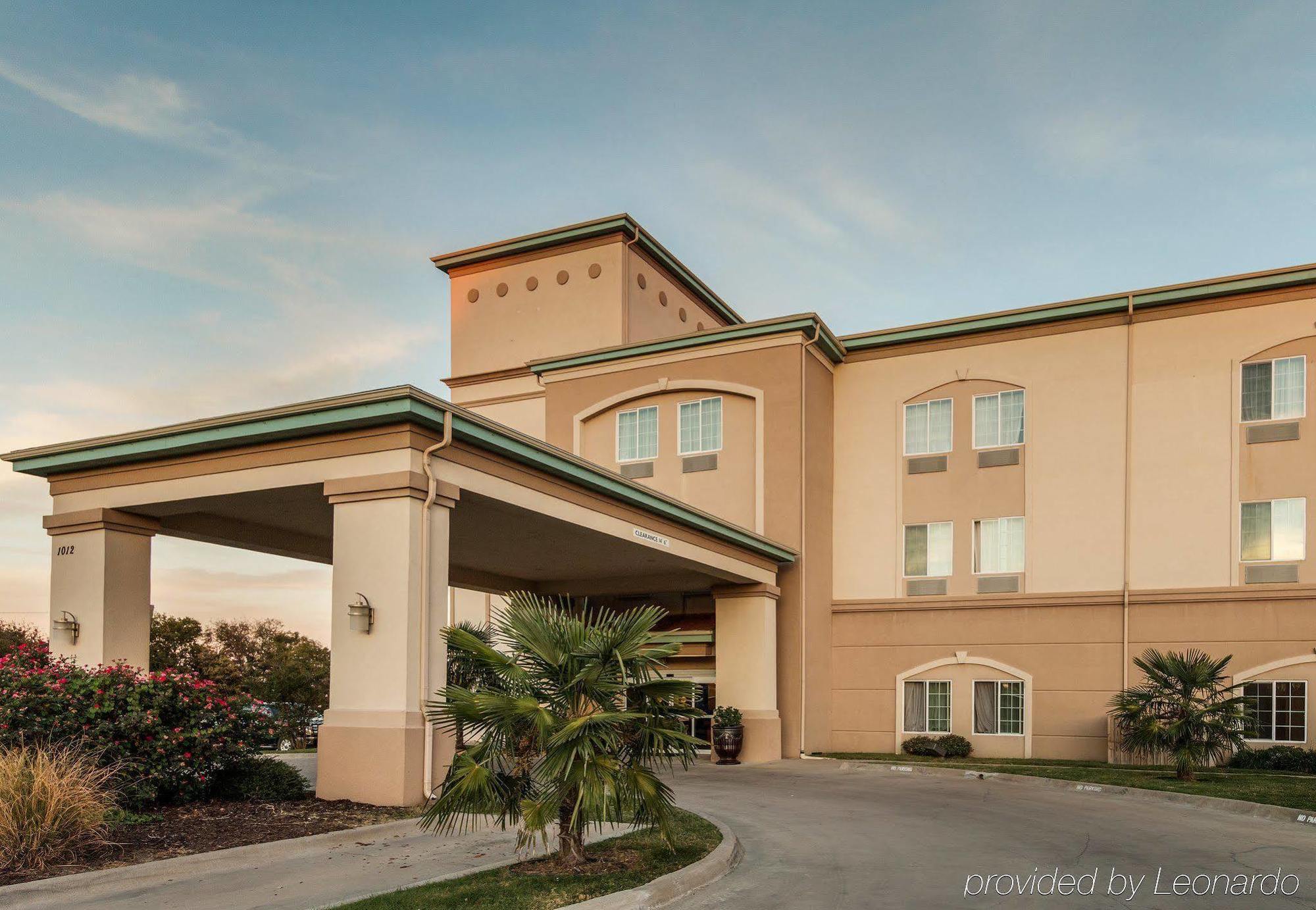 Quality Inn And Suites Groesbeck Exterior photo